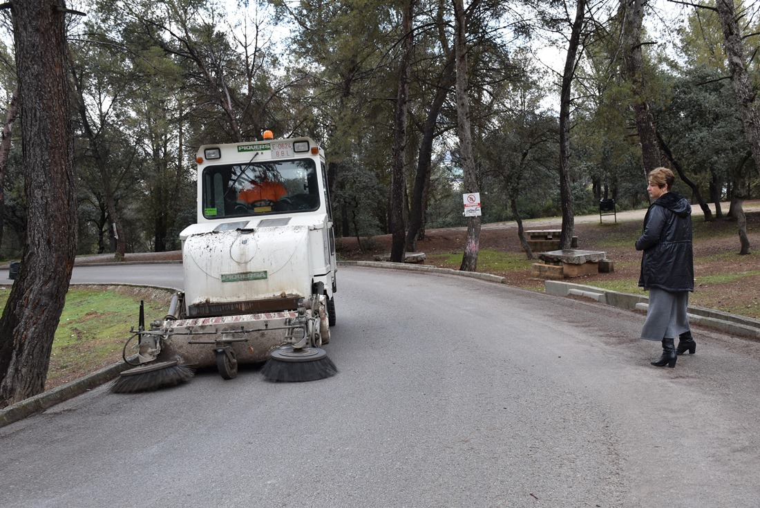 Limpieza en la zona recreativo de Sierra Elvira (AYTO. ALBOLOTE)