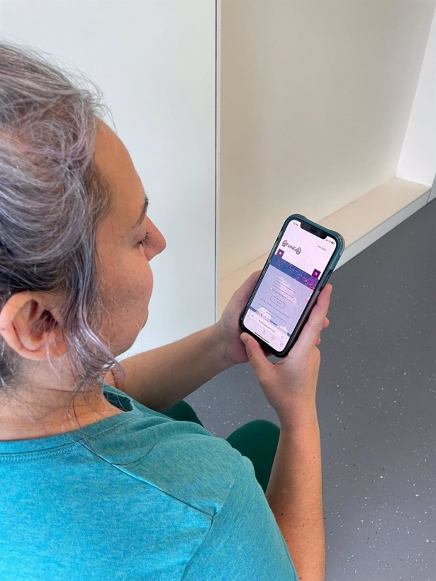 Una mujer consulta la aplicación PaiNEd para mujeres que han superado el cáncer de mama. (INSTITUTO DE INVESTIGACIÓN BIOSANITARIA DE GRANADA)