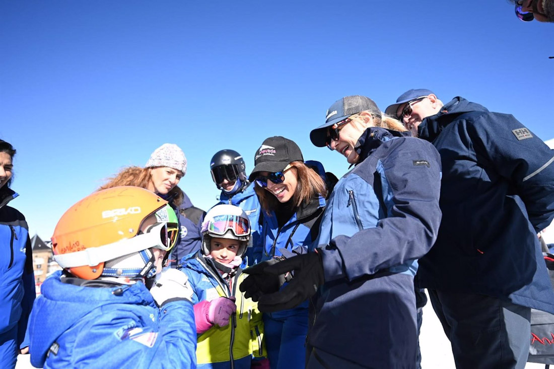 La consejera de Cultura y Deporte, Patricia del Pozo, y la consejera de Fomento, Articulación del Territorio y Vivienda, Rocío Díaz, en Sierra Nevada (JUNTA DE ANDALUCÍA)