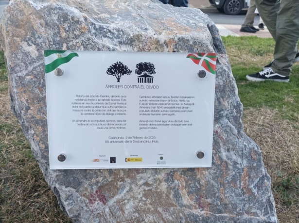 Placa que recuerda el episodio de la `desbandá/huía` en Calahonda (JUNTAS GENERALES DE BIZKAIA)