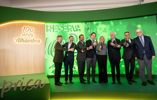 Las distintas autoridades brindan por el aniversario de la cervecera granadina en el acto de hoy Las distintas autoridades brindan por el aniversario de la cervecera granadina en el acto de hoy