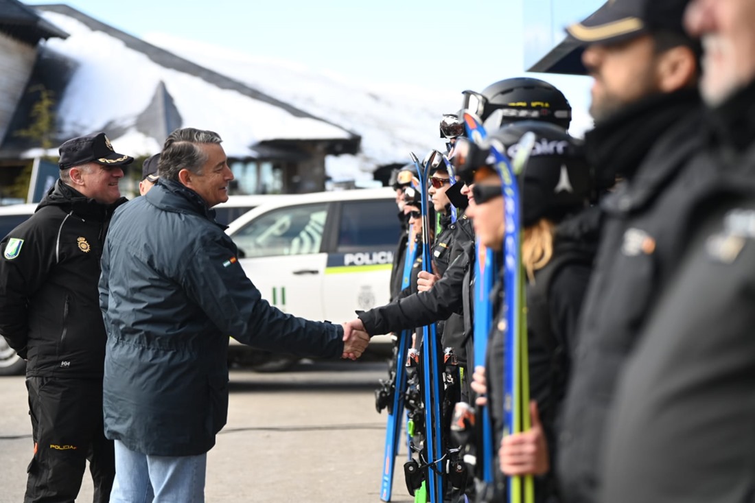 Visita de Antonio Sanz a la Policía Adscrita en Sierra Nevada (JUNTA)