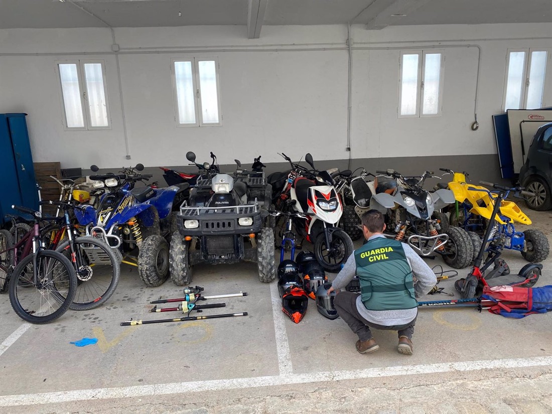 Un agente de la Guardia Civil junto a motos y quads en garajes comunitarios (GUARDIA CIVIL)