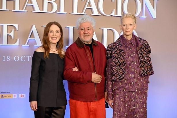  Julianne Moore, Pedro Almodóvar y Tilda Swinton posan en el photocall de la película `La habitación de al lado` (JOSÉ OLIVA / EUROPA PRESS)