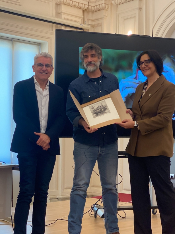 La delegada de Educación y el director de la Escuela entregan un grabado a Pepe Domínguez del Olmo (EASD JOSÉ VAL DE OMAR)