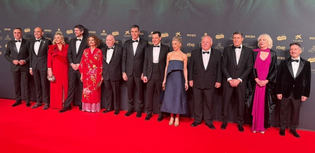 La alcaldesa de Granada, Marifrán Carazo, posa junto al resto de políticos a su entrada a los premios Goya (JOSÉ ANDRÉS FERNÁNDEZ) La alcaldesa de Granada, Marifrán Carazo, posa junto al resto de políticos a su entrada a los premios Goya (JOSÉ ANDRÉS FERNÁNDEZ)