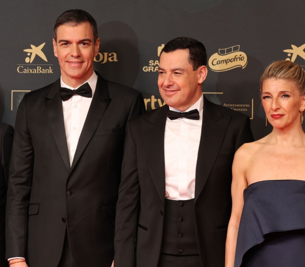 Yolanda Díaz junto al presidente de la Junta de Andalucía y el presidente del Gobierno (JOSÉ ANDRÉS FERNÁNDEZ)