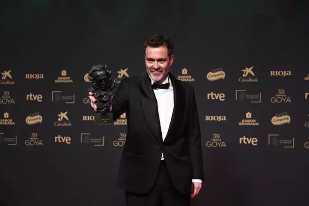 El director Pol Rodríguez posa tras recibir el Goya a Mejor director, por `Segundo premio` (EUROPA PRESS)