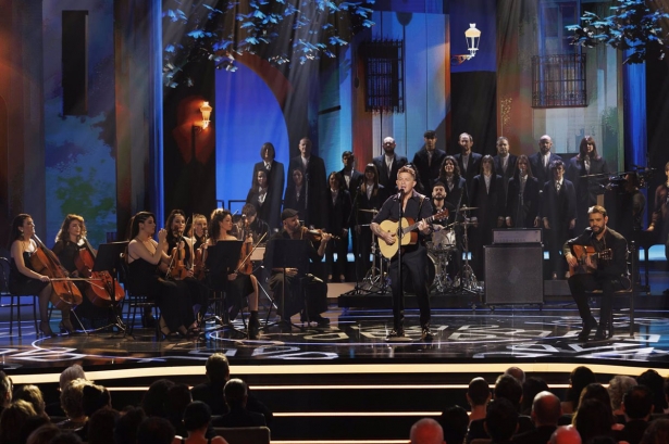 El cantante Alejandro Sanz durante la gala de entrega de la 39º edición de los Premios Goya, con la Orquesta y el Coro de la Universidad de Granada (EUROPA PRESS)