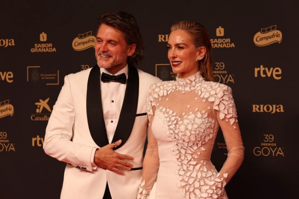 El premiado Salva Reina y Kira Miró (JOSÉ ANDRÉS FERNÁNDEZ) El premiado Salva Reina y Kira Miró (JOSÉ ANDRÉS FERNÁNDEZ)