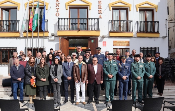 Autoridades y familiares participantes en el homenaje (AYTO. GUEJAR SIERRA)