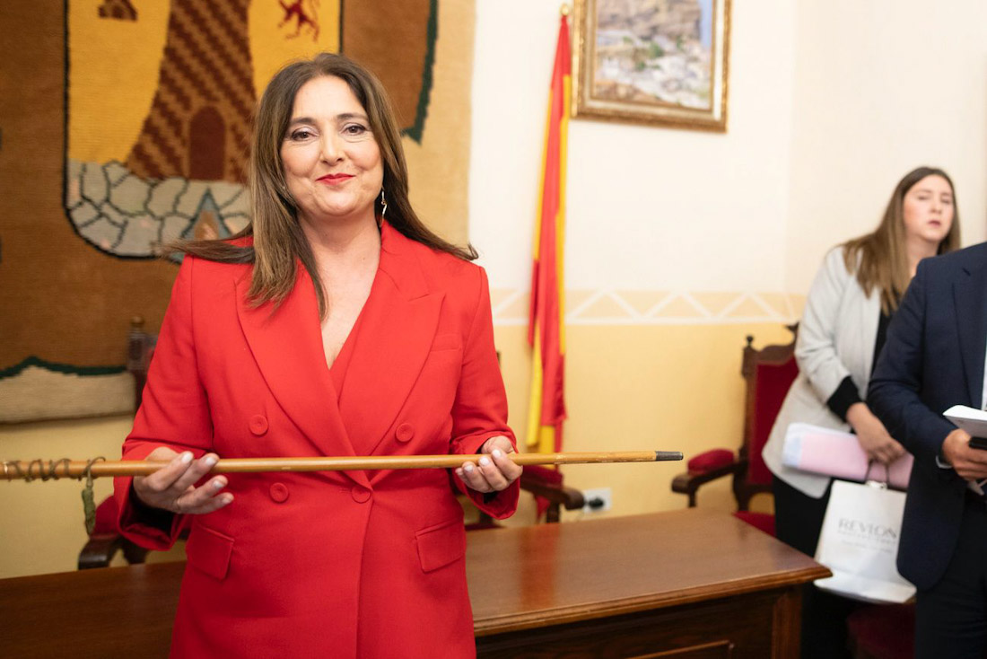 Remedios Gámez con el bastón de mando (ANTONIO L. JUÁREZ)