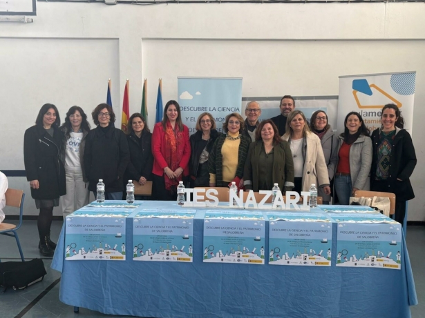 Foto de familia de las investigadoras andaluzas participantes en este Café con Ciencia junto con representantes del Ayuntamiento de Salobreña y Fundación Descubre (FUNDACIÓN DESCUBRE)
