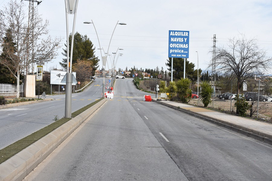 Carretera cortada por las obras del puente 