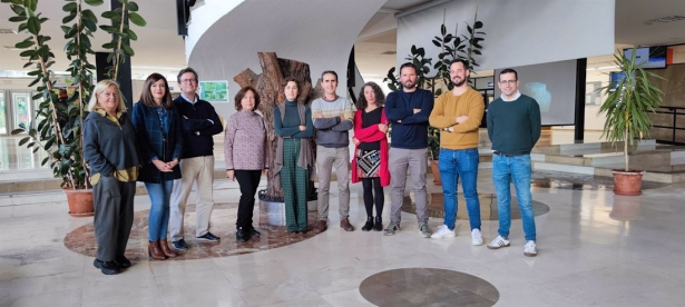 Científicos que han analizado nuevos productos detergentes basados en enzimas para eliminar alérgenos de leche, huevo y gluten en superficies que están en contacto con alimentos (UGR)