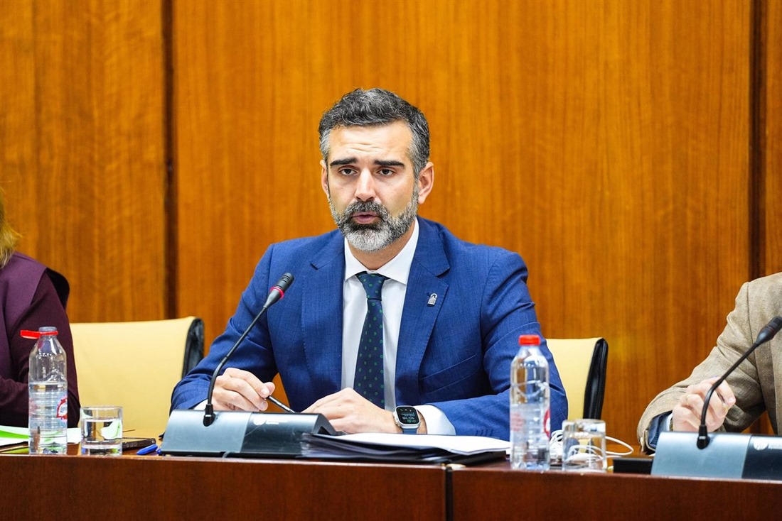 El consejero de Agricultura, Pesca, Agua y Desarrollo Rural, Ramón Fernández-Pacheco, en comisión parlamentaria. (JOAQUÍN CORCHERO - PARLAMENTO DE ANDALUCÍA)