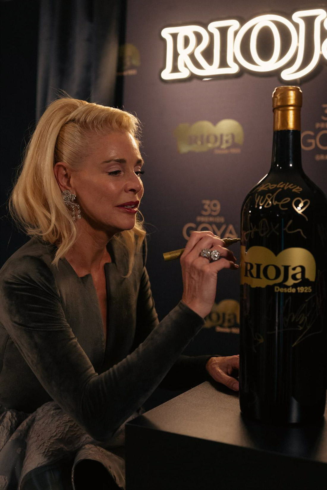 La actriz Belén Rueda firma una de las botellas especiales de Rioja del centenario (DOCA RIOJA(
