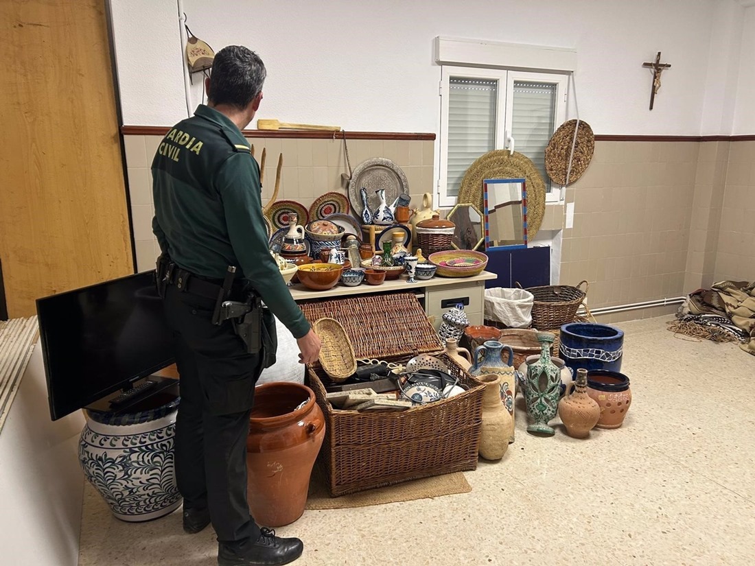 Efectos robados en una casa cueva de Cortes de Baza (GUARDIA CIVIL)