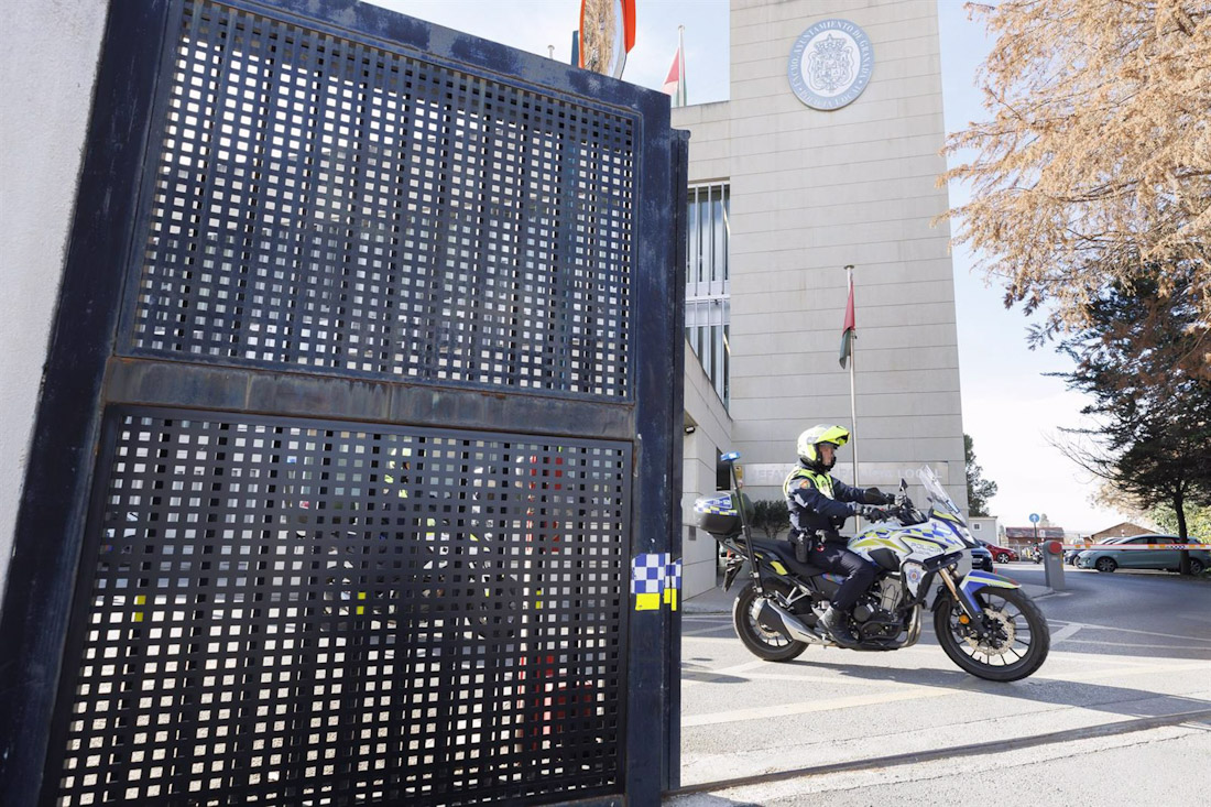 Agentes de la Unidad de Delincuencia Económica y Fiscal (Udef) de la Policía Nacional en las dependencias de la Policía Local de Granada este pasado martes (ÁLEX CÁMARA - EUROPA PRESS)