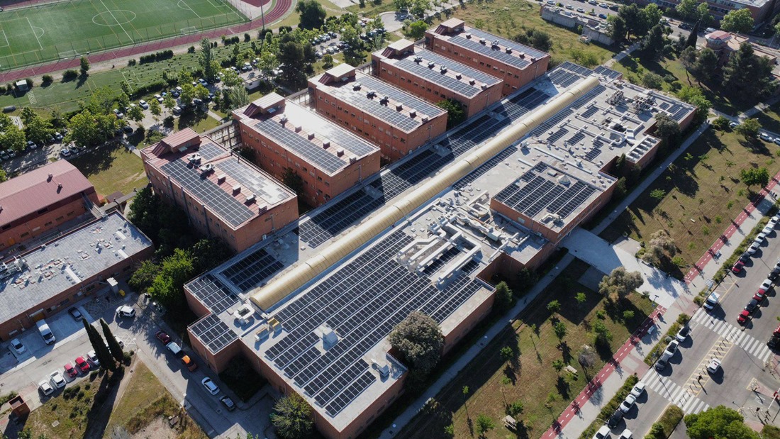 Paneles solares en la Universidad de Alcalá de Henares (CUERVA)
