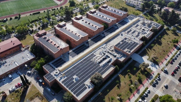 Paneles solares en la Universidad de Alcalá de Henares (CUERVA)