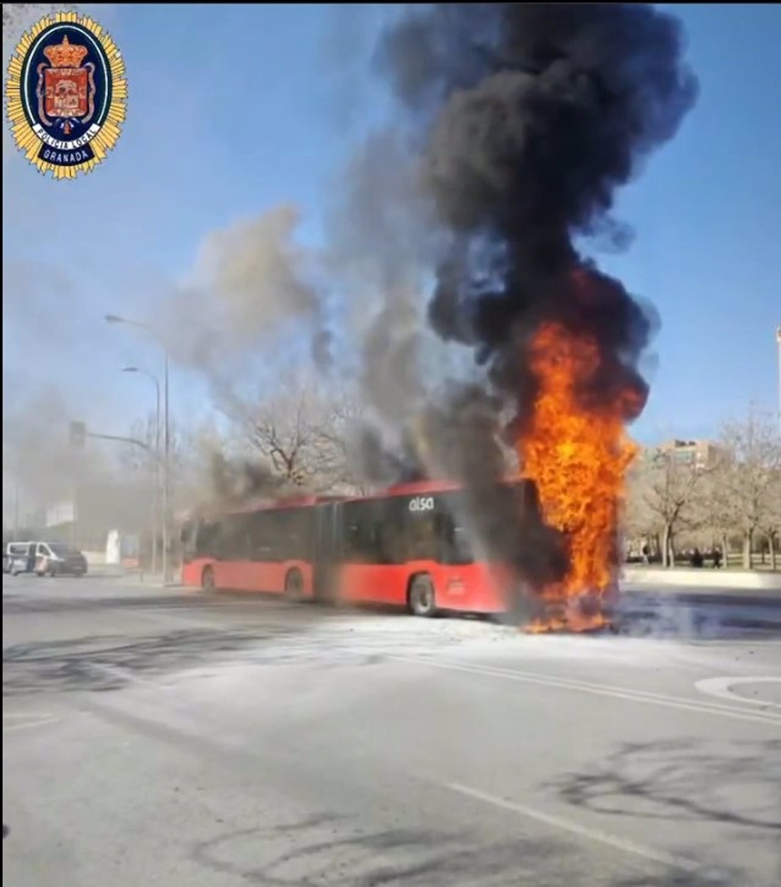 Autobús envuelto en llamas. (POLICÍA LOCAL)