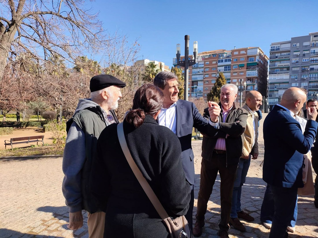 El secretario general del PSOE de Granada, Pedro Fernández, en el centro en la foto, en el Parque Federico García Lorca (EUROPA PRESS)