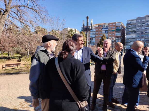 El secretario general del PSOE de Granada, Pedro Fernández, en el centro en la foto, en el Parque Federico García Lorca (EUROPA PRESS)