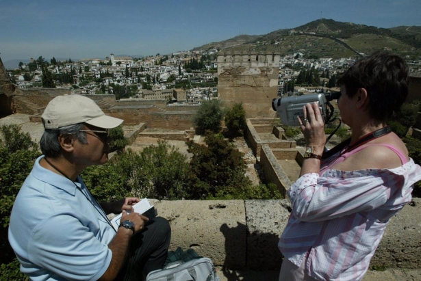 Turistas en la Alhambra, en Granada, en imagen de archivo (EUROPA PRESS)