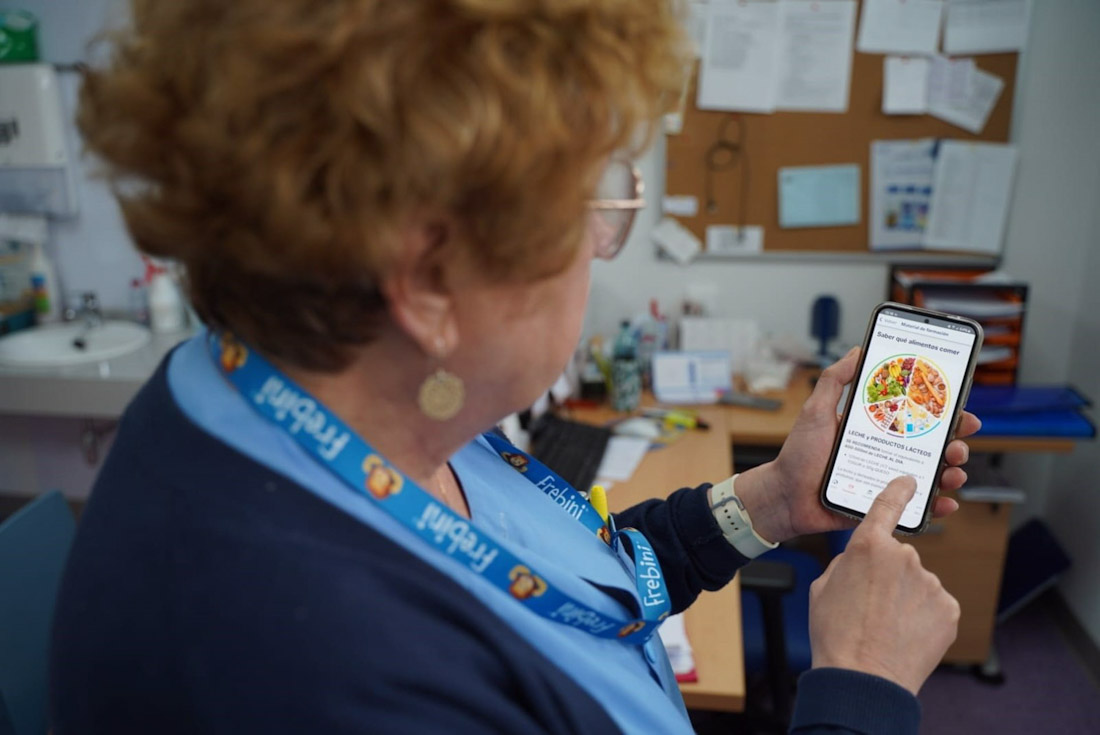 La supervisora de enfermería muestra la aplicación para el seguimiento del paciente obeso en el Hospital Virgen de las Nieves de Granada (JUNTA DE ANDALUCÍA)