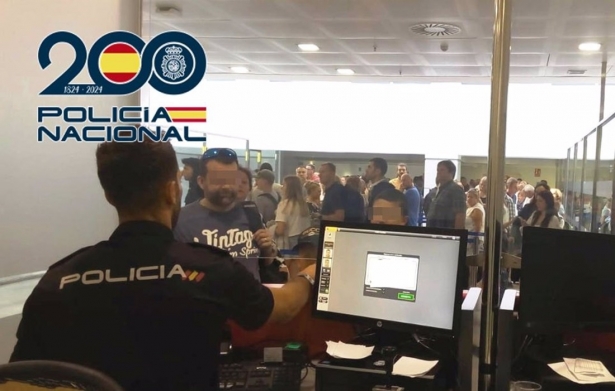 Control de seguridad en un aeropuerto (POLICÍA NACIONAL) Control de seguridad en un aeropuerto (POLICÍA NACIONAL)