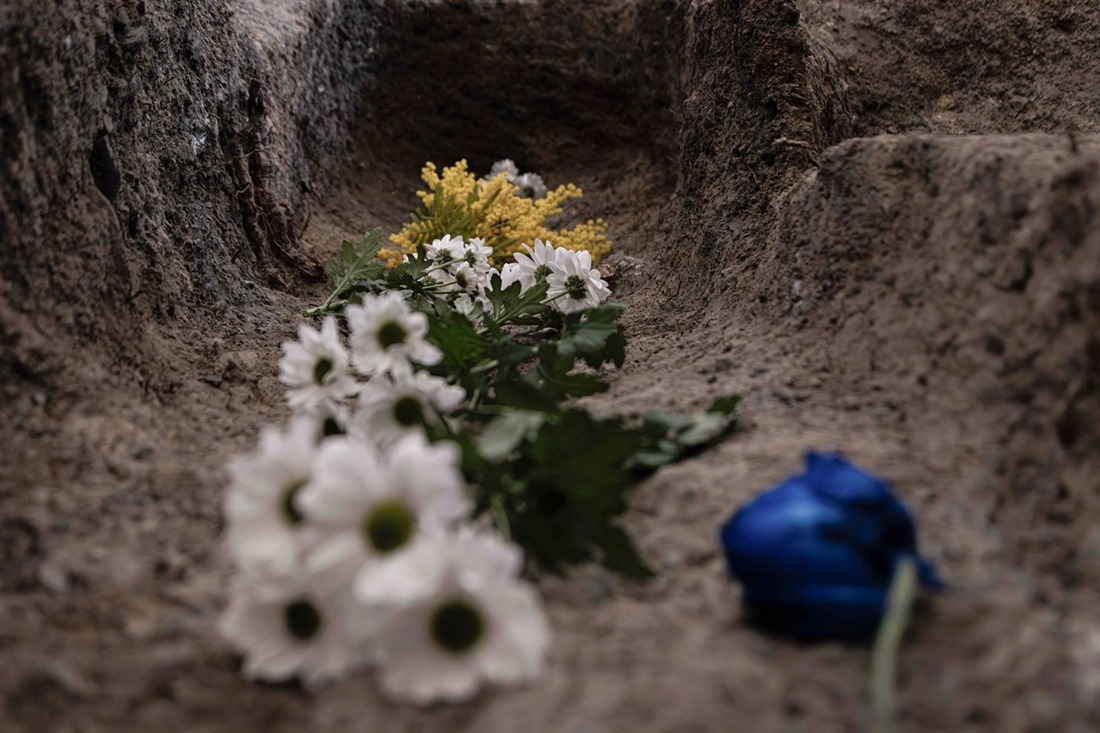 Flores en una de las fosas comunes del Barranco de Víznar (FRANCISCO DE ASÍS CARRIÓN JIMÉNEZ/UGR)