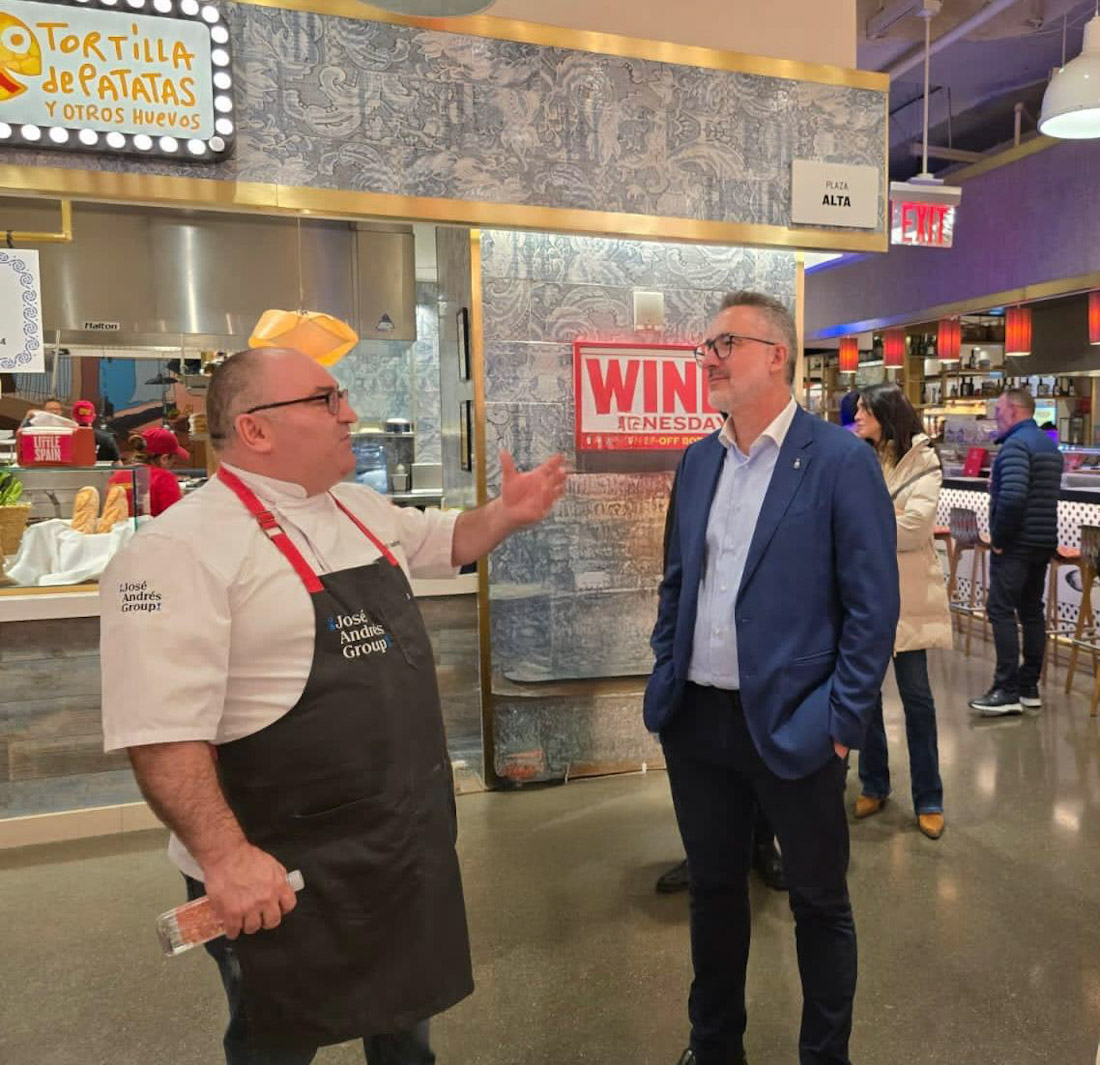 el diputado de Fondos Europeos, Desarrollo, Industria y Empleo, Antonio Díaz, se ha reunido con Jordi Andrés, hermano del cocinero José Andrés (DIPGRA)