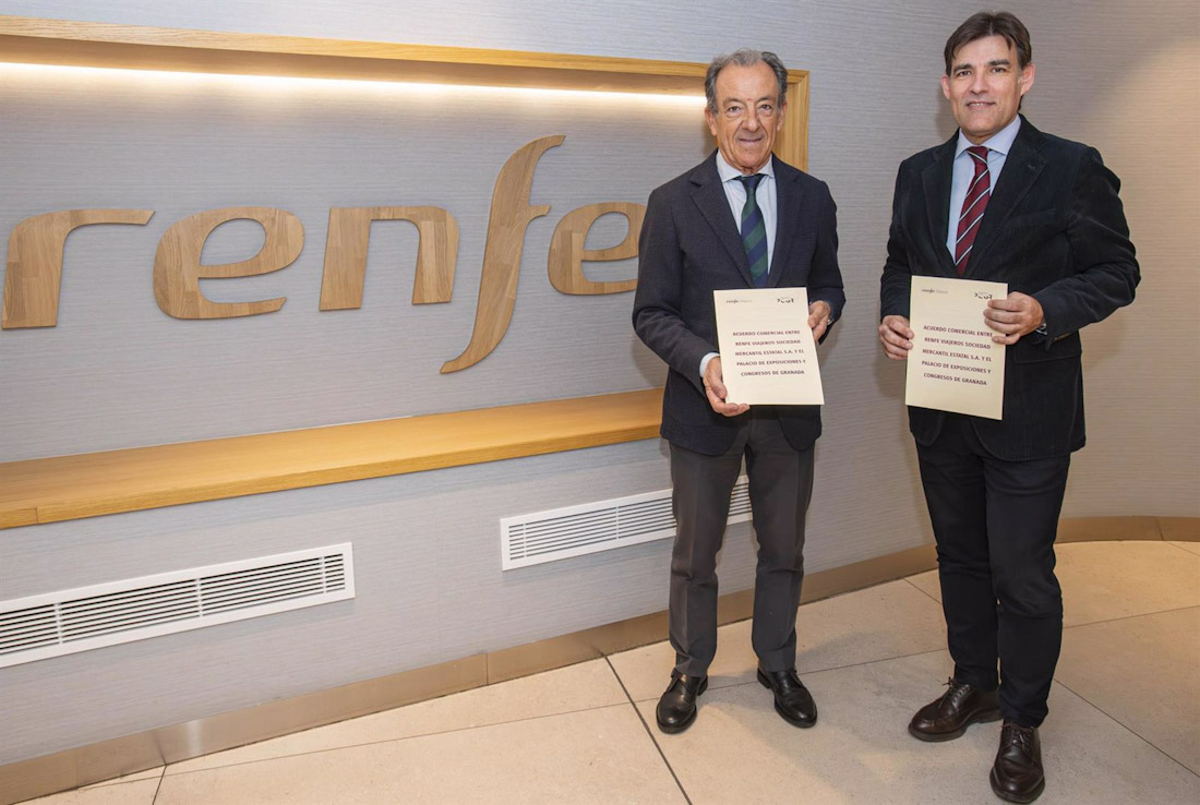 El director del Palacio de Congresos de Granada, Francisco Barranco, a la izquierda en la imagen con el director general adjunto a Presidencia, Estrategia y Relaciones Institucionales de Renfe, Sergio Bueno (RENFE)