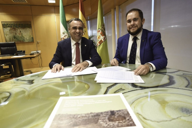 El presidente de la Diputación de Granada, Francis Rodríguez, y el diputado provincial de Obras Públicas y Vivienda, José Ramón Jiménez, en imagen de archivo (DIPUTACIÓN)