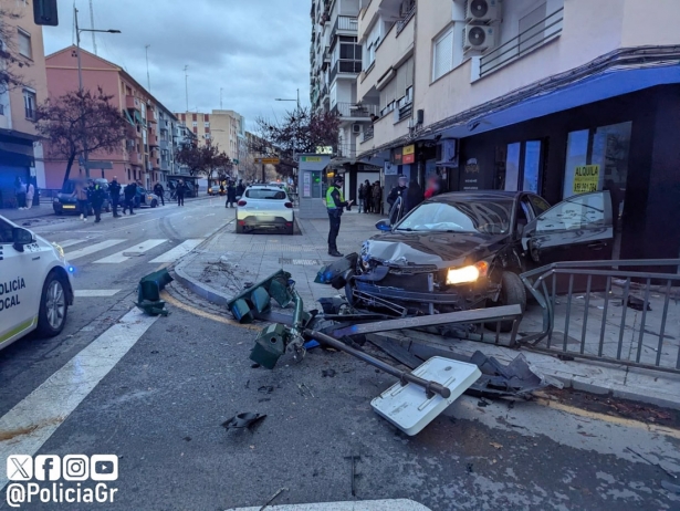 Accidente de tráfico en la Avenida de Dílar el pasado domingo por la mañana (PERFIL DE LA POLICÍA LOCAL EN LA RED SOCIAL `X`) Accidente de tráfico en la Avenida de Dílar el pasado domingo por la mañana (PERFIL DE LA POLICÍA LOCAL EN LA RED SOCIAL `X`)