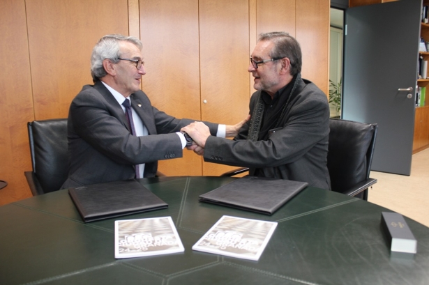 Antonio León y Roberto Ugarte durante la firma (CAJA RURAL)