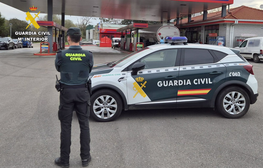Agente y coche de la Guardia Civil, en imagen de archivo (GUARDIA CIVIL)