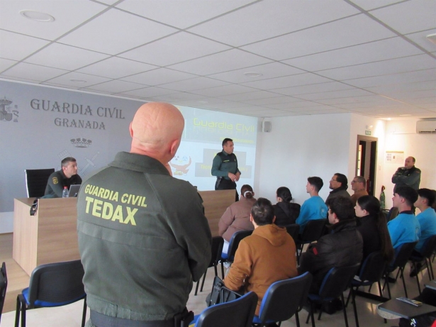 Charla formativa con expertos Tedax de la Guardia Civil de Granada (GUARDIA CIVIL)