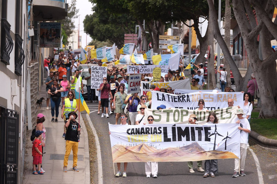 Decenas de personas protestan durante una manifestación contra el modelo turístico, a 20 de abril de 2024, en Puerto del Rosario, Fuerteventura, Canarias (EUROPA PRESS CANARIAS)