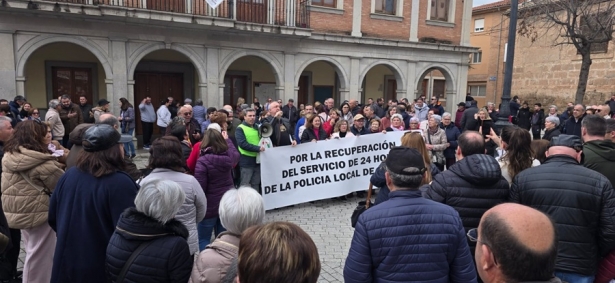 Manifestantes convocados en la plaza de España por la protesta contra la supresión del servicio (ALBOLOTE INFORMACIÓN)