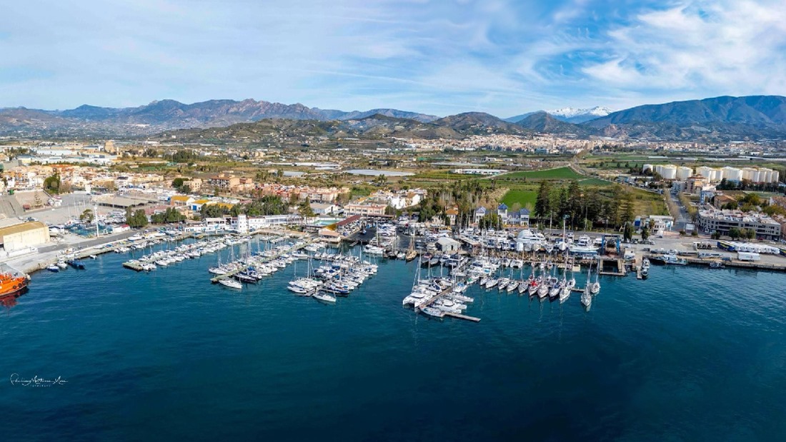 Puerto deportivo Motril con Sierra Nevada de fondo (MANCOMUNIDAD)
