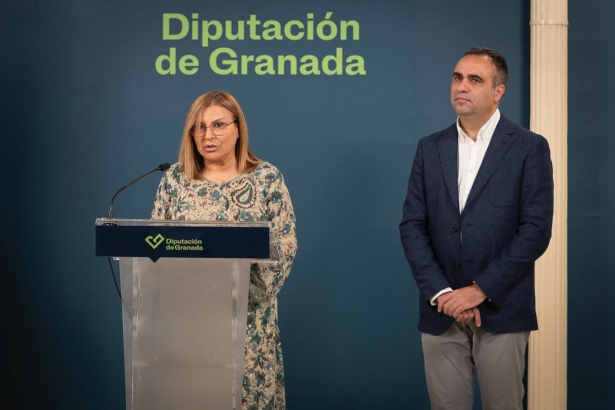 El presidente de la Diputación de Granada, Francis Rodríguez, junto a la diputada de Economía, Ana Molina (ANTONIO L. JUÁREZ)