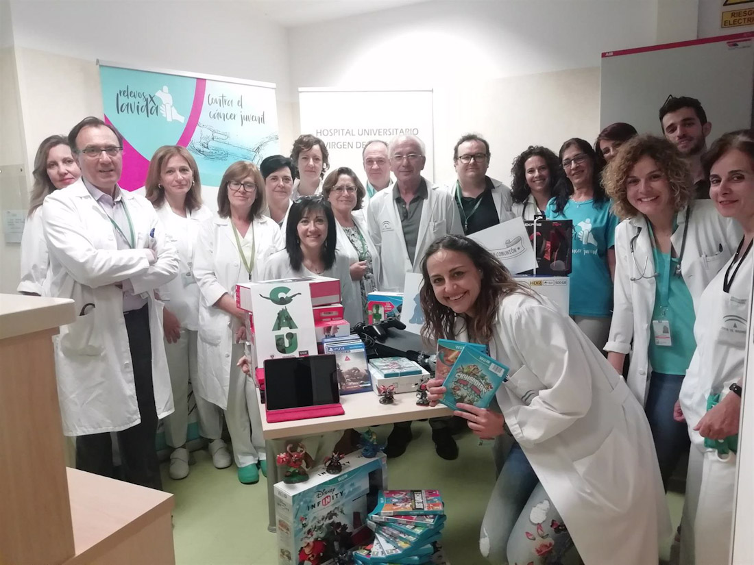 Profesionales sanitarios junto a miembros de Relevos por la Vida, una de las asociaciones a las que se destinará la recaudación del Festival Solidario, en imagen de archivo (JUNTA DE ANDALUCÍA) 
