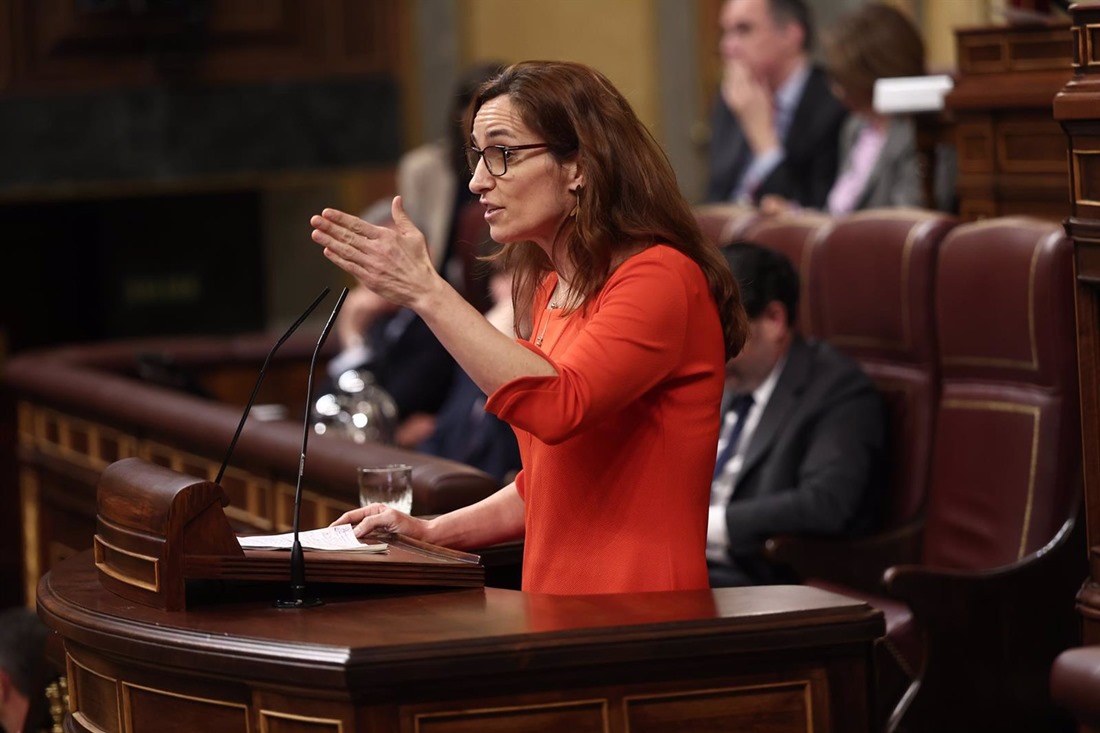 La ministra de Sanidad, Mónica García, interviene durante una sesión plenaria en el Congreso (EDUARDO PARRA / EUROPA PRESS)