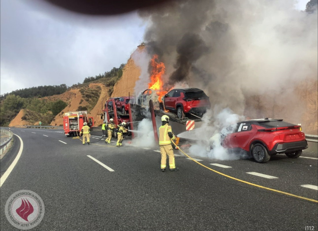Bomberos de Diputación de Granada controlan las llamas del incendio en el vehículo (DIPUTACIÓN DE GRANADA)