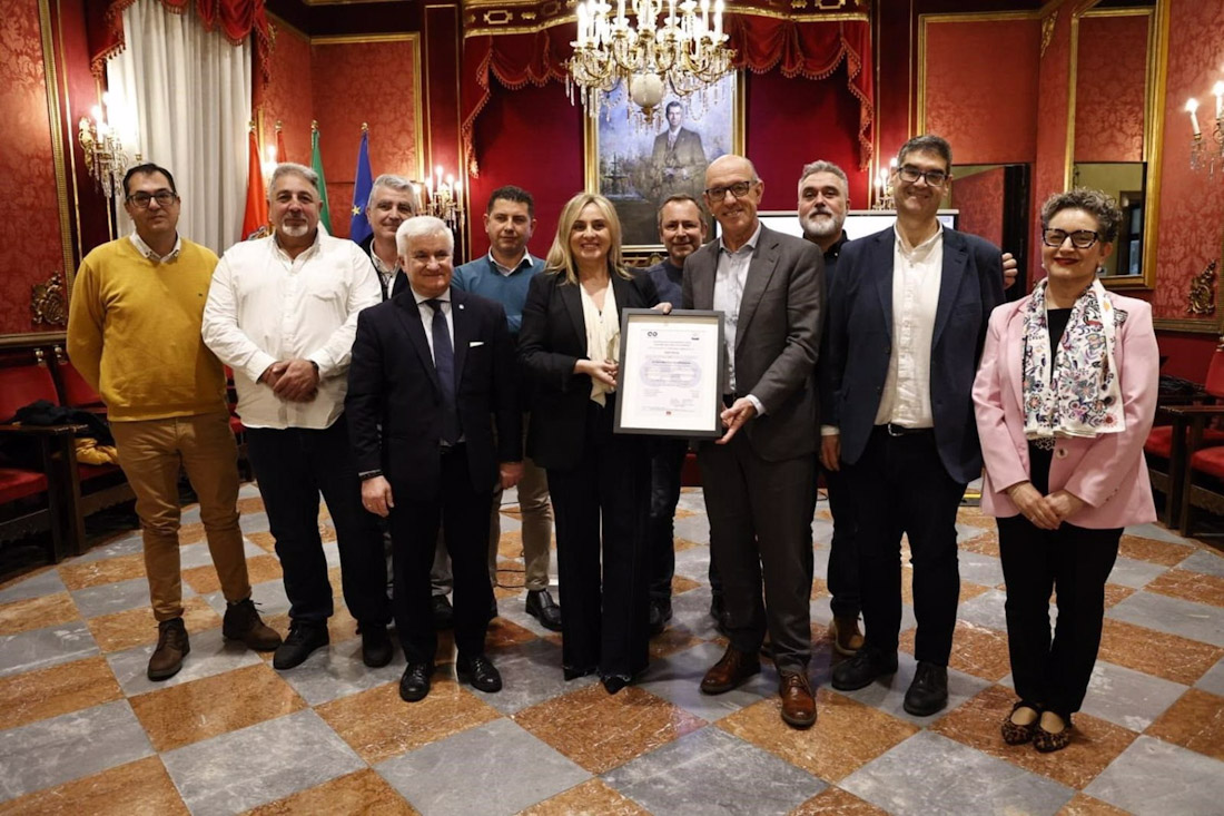 Acto de entrega al Ayuntamiento de Granada de un certificado de ciberseguridad a nivel medio con el Esquema Nacional de Seguridad, con la alcaldesa de la ciudad, Marifrán Carazo, en el centro en la imagen (AYUNTAMIENTO)