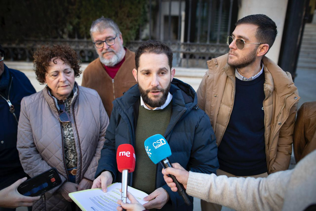 El Portavoz del PSOE en Láchar, Pedro Sánchez, atiende a los periodistas en la puerta de Subdelegación (ANTONIO L. JUÁREZ)