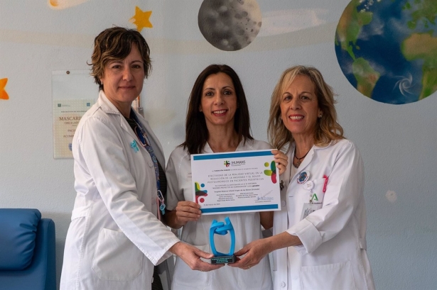 Tres de las autoras, de izquierda a derecha, Aída Galindo, Almudena García y Charo Fernández, muestran el premio. (JUNTA DE ANDALUCÍA)