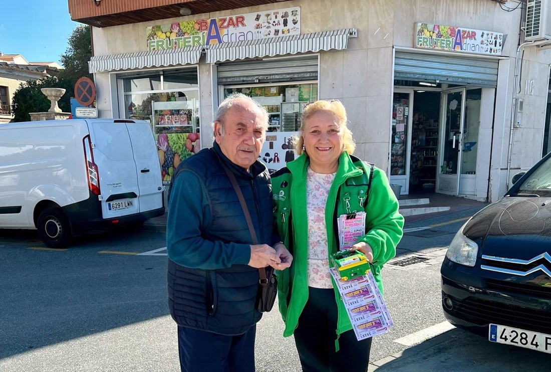 La vendedora Carmen Santiago con uno de los premiados (ONCE)